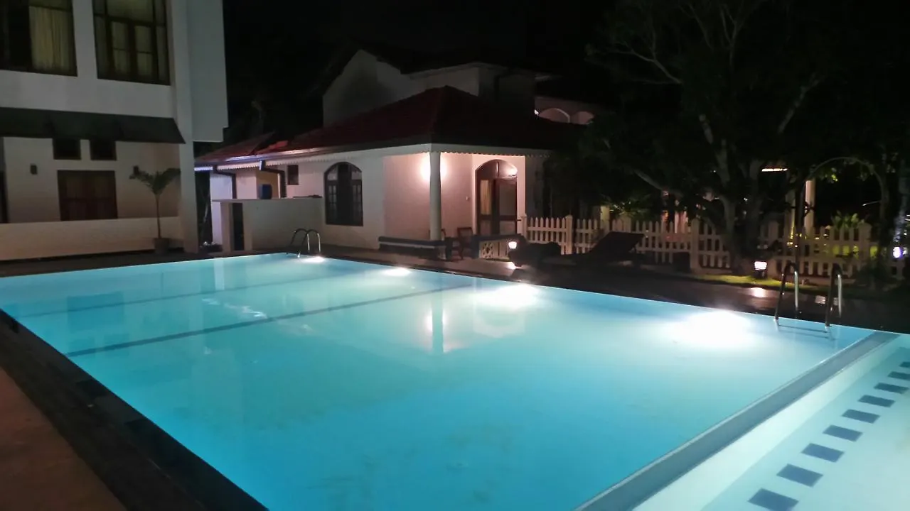 Woodnest Windmill Beach Hotel Negombo